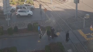 Polis, rahatsızlanan kadının yanından biran olsun bile ayrılmadı