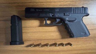 Polis şüphesinde haklı çıktı, motosikletin selesinden tabanca ele geçirdi