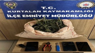 Polisin dur ihtarına uymayarak kaçan 3 kişinin üzerinden uyuşturucu çıktı