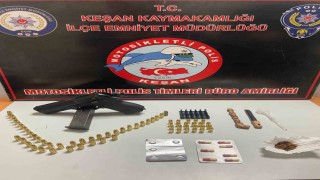 Polisin durdurduğu araçta uyuşturucu, tabanca ve mermi ele geçirildi