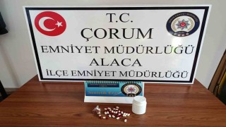 Polisin durdurduğu araçtan sentetik ecza hapı çıktı: 1 gözaltı