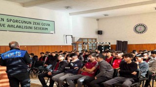 Polisten lise öğrencilerine yönelik eğitim çalışması