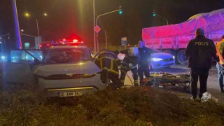 Porselen hammaddesi yüklü kamyon otomobille çarpıştı: 4 yaralı