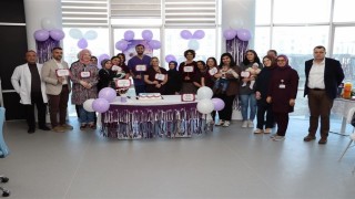 Prematüre bebeklere pastalı kutlama