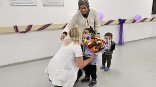 Prematüre doğan Oğuzhandan hayatını kurtaran doktora ziyaret