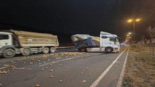 Rampa aşağı inen tır makasladı, onlarca kilo patates yola saçıldı