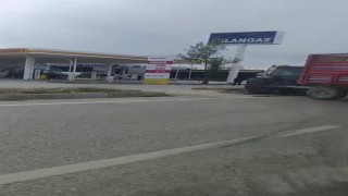 Refüjden yolun karşısına geçmek isteyen traktöre otomobil çarptı