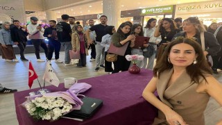 Rewşan, Mardian Mallda plak imza gününde hayranlarıyla buluştu