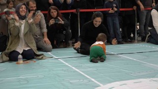 Rizede emekleme yarışında bebeklerden çok aileler yarıştı