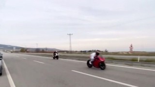 Saatte 200 kilometre hızı geçen motosikletlerin caddede yaptığı yarış korkuttu