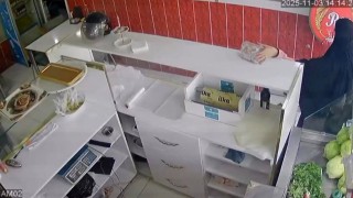 Sadaka kutusunu çaldı