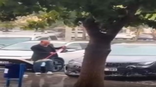 Sağanak yağmur altında arabasını yıkadı