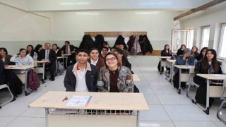 Şahin, bu yılın ilk deneme sınavında öğrencilerle bir araya geldi