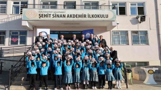 Şahinbeyden okulunu temiz tutan öğrencilere futbol topu hediye