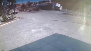 Saman balyalarının yüklü olduğu tır yan yattı