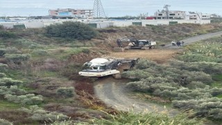 Samandağda beton mikseri yol kenarına devrildi