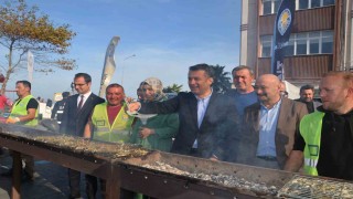 Samsun Yakakentte Hamsi Festivaline yoğun ilgi: 2 saatte 3 ton hamsi tükendi