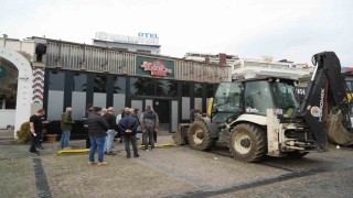 Samsunda mahkeme kararı sonrası eğlence mekanının yıkımı başladı