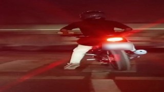 Samsunda motosikletli sürücü ışıklarda patinaj yaparak lastik yaktı