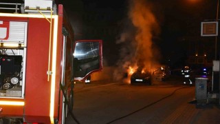 Samsunda park halindeki otomobil yanarak kullanılamaz hale geldi