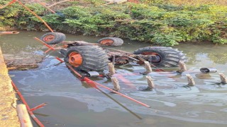 Samsunda traktör sulama kanalına devrildi