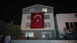 Samsunlu şehidin baba evine Türk bayrağı asıldı
