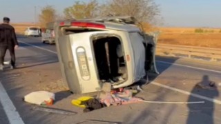 Şanlıurfada hafif ticari araç devrildi: 1 ölü, 3 yaralı