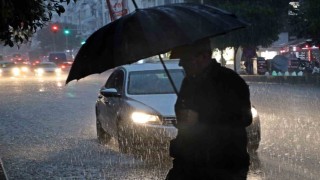 Sarı alarm ile uyarılan Antalyada sağanak etkisini gösteriyor