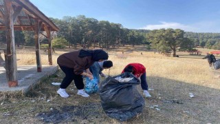 Sarıkamışta öğrenciler poşet poşet çöp topladı