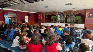 Sarıkamışta Şarkılı Orman oyununa miniklerden yoğun ilgi