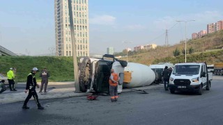 Sarıyerde beton mikseri arkasındaki boş öğrenci servisine çarparak devrildi