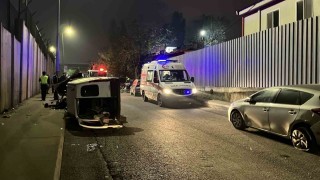 Sarıyerde otomobil bir araca çarpıp, motosikletin üzerine devrildi: 2 yaralı