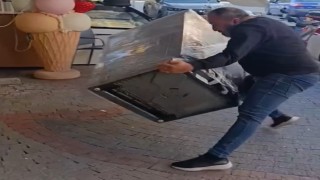 Satın aldığı bulaşık makinesi teşhir ürünü çıkınca mağazanın önüne attı
