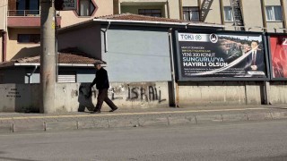 Savunma sanayisi merkezi haline gelen ilçede TOKİ konutları için bilboardlı teşekkür