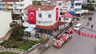 Şehidin evine Türk bayrağı asıldı