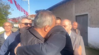 Şehit babası MHPli başkana sarılıp Beni Devlet Bahçeliye götürün dedi
