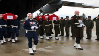 Şehit babasını oyuncağına sarılarak bekledi