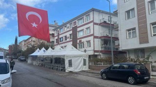 Şehit Cem Dolapcinın evinin önüne taziye çadırı kuruldu