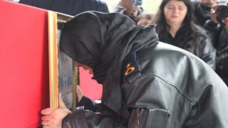 Şehit eşini askeri montuyla son yolculuğuna uğurladı