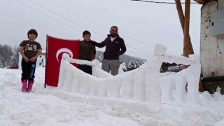 Şehitleri anmak amacıyla kardan ‘15 Temmuz Şehitler Köprüsü yaptılar, görenleri ise duygulandırdılar
