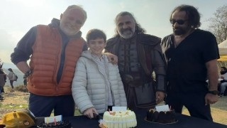 Şehzade Mustafaya sette doğum günü sürprizi