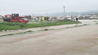 Selden etkilenen Dikili ve Foçada su tahliye çalışmaları sürüyor