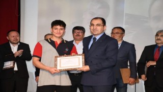 Şeref belgesi, trafik kazasında hayatını kaybeden öğretmenin oğluna verildi