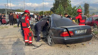 Seydikemerde kontrolden çıkan otomobil park halindeki araca çarptı: 1 ölü