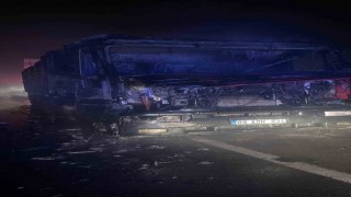 Seyir halinde bir anda alev alan tır kül oldu