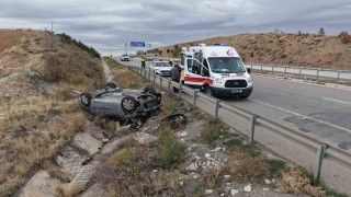 Seyir halindeki aracın çarptığı otomobil şarampole devrildi: 7 yaralı