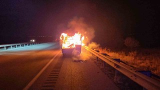 Seyir halindeki kamyonet alev alev yandı