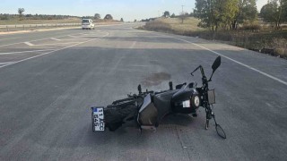 Seyir halindeki motosiklet önüne çıkan köpeğe çarptı: 2 yaralı