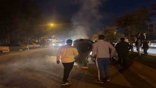 Seyir halindeki otomobil alev aldı