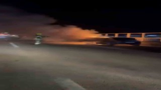 Seyir halindeki otomobil alev alev yandı